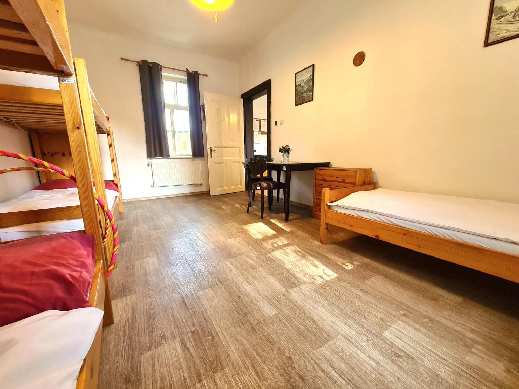 Apartment Uzkokolejky - *